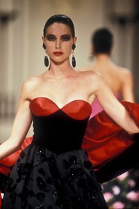 Valentino1989HauteCoutureFW231.thumb.jpg.f96028cf222fc3a9bf6d1f1cccfe2860.jpg