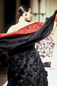 Valentino1989HauteCoutureFW233.thumb.jpg.48bfd7e30d82fe2bac86cbf54d5e7422.jpg