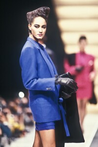 Versace1987WomenFW18.thumb.jpg.4d5b2ae3b4c05eb7e1602827c92abcbb.jpg