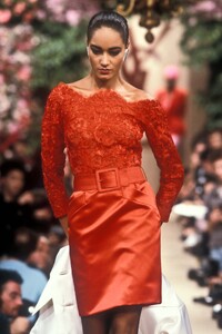YvesSaintLaurent1987HauteCoutureSS41.thumb.jpg.d3764cc7b876afbb24af53876973e67a.jpg