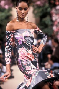 YvesSaintLaurent1987HauteCoutureSS56.thumb.jpg.df968520d037ec8ff337e39902865701.jpg
