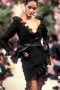 YvesSaintLaurent1987HauteCoutureSS64.thumb.jpg.85b57c61023ed1ed2735367c926fc6f0.jpg