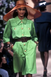 YvesSaintLaurent1991HauteCouture16.thumb.jpg.f50da346ca04f9aa37d588d92c259274.jpg
