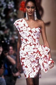 YvesSaintLaurent1991HauteCoutureSS17.thumb.jpg.5b02f7e281bafaa57c613a6340aa2fd5.jpg