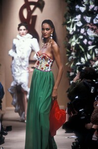 YvesSaintLaurent1991HauteCoutureSS19.thumb.jpg.4cabadbf7b2555f3afd8e5cccd785c1a.jpg