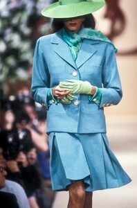 YvesSaintLaurent1991HauteCoutureSS5.thumb.jpg.15941589d0f480de4e27f540f2440445.jpg