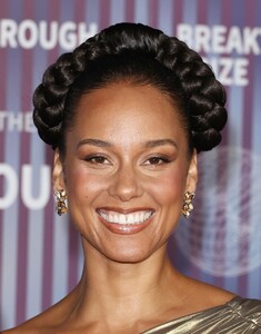 alicia-keys-at-breakthrough-prize-ceremony-in-los-angeles-04-13-2024-0.jpg
