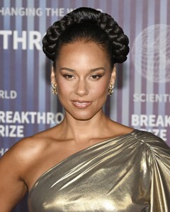 alicia-keys-at-breakthrough-prize-ceremony-in-los-angeles-04-13-2024-4.jpg