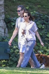 aubrey-plaza-and-jeff-baena-walk-in-a-los-angeles-park-06-23-2024-0.jpg