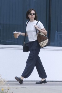aubrey-plaza-arriving-at-titmouse-inc.-animation-studios-in-burbank-06-18-2024-1.jpg