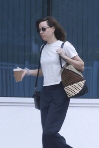 aubrey-plaza-arriving-at-titmouse-inc.-animation-studios-in-burbank-06-18-2024-2.jpg