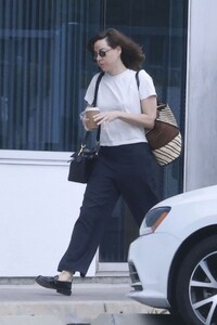 aubrey-plaza-arriving-at-titmouse-inc.-animation-studios-in-burbank-06-18-2024-4.jpg