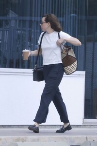 aubrey-plaza-arriving-at-titmouse-inc.-animation-studios-in-burbank-06-18-2024-5.jpg