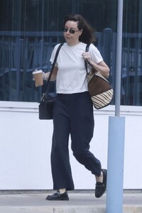 aubrey-plaza-arriving-at-titmouse-inc.-animation-studios-in-burbank-06-18-2024-6.jpg