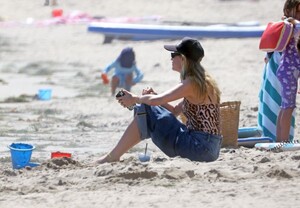 cameron-diaz-and-behati-prinsloo-at-a-beach-in-santa-barbara-06-27-2024-4.jpg