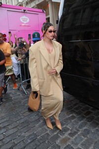 hailey-rhode-bieber-arriving-at-her-rhode-skin-pop-up-in-soho-new-york-06-23-2024-5.jpg