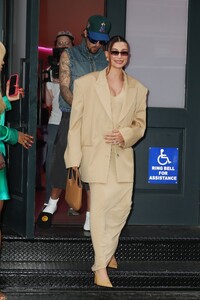 hailey-rhode-bieber-arriving-at-her-rhode-skin-pop-up-in-soho-new-york-06-23-2024-8.jpg
