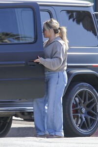 hilary-duff-at-go-greek-yogurt-in-studio-city-06-10-2024-0.jpg