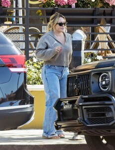 hilary-duff-at-go-greek-yogurt-in-studio-city-06-10-2024-1.jpg