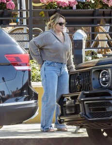 hilary-duff-at-go-greek-yogurt-in-studio-city-06-10-2024-3.jpg