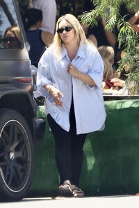 hilary-duff-out-in-studio-city-06-21-2024-0.thumb.jpg.d7a237ec00668ade083335a7c514ec60.jpg