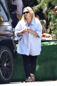 hilary-duff-out-in-studio-city-06-21-2024-1.thumb.jpg.3536e0b160d1c9312295938d94b26647.jpg