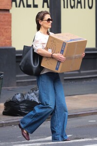 katie-holmes-carrying-a-big-box-in-new-york-05-23-2024-4.jpg