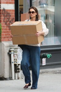 katie-holmes-carrying-a-big-box-in-new-york-05-23-2024-6.jpg