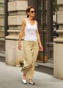 katie-holmes-heads-home-in-manhattan-06-06-2024-4.jpg