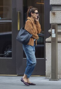 katie-holmes-out-in-new-york-05-03-2024-2.thumb.jpg.cf877b0fc2ab186f962b1f4b8f710636.jpg