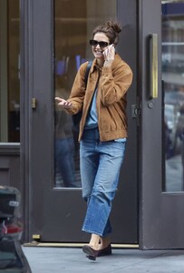 katie-holmes-out-in-new-york-05-03-2024-5.thumb.jpg.1a29542bfc21d2893e7f96ceb43c3588.jpg
