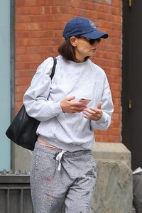 katie-holmes-out-in-new-york-05-17-2024-1.thumb.jpg.7fa7897731b401d983227f96e5bb9357.jpg