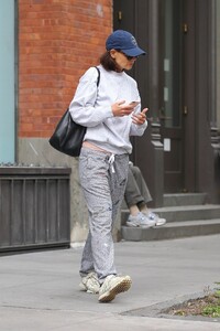 katie-holmes-out-in-new-york-05-17-2024-3.thumb.jpg.e14a1442f70f4ed253f1299b9f08c0c1.jpg