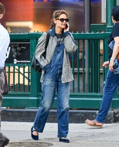 katie-holmes-out-in-new-york-city-05-02-2024-3.thumb.jpg.ba9ea28ce95d430a049c843463ac8df0.jpg