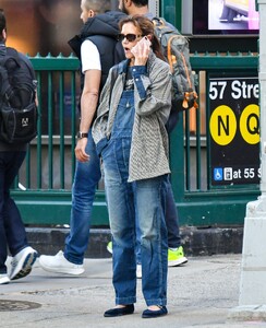katie-holmes-out-in-new-york-city-05-02-2024-4.thumb.jpg.391d2bcd3bfb25e0d72f8e46f5efdf74.jpg
