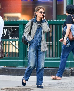 katie-holmes-out-in-new-york-city-05-02-2024-5.thumb.jpg.35d18cdfd68c682ffaeb146e2b06111d.jpg