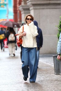 katie-holmes-street-style-new-york-05-10-2024-5.jpg