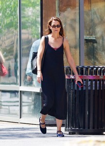katie-holmes-stuns-in-effortless-black-dress-during-nyc-coffee-run-05-01-2024-1.thumb.jpg.aff9ab10ddfef899bd7f5625982036a2.jpg