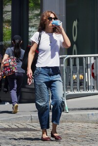katie-holmes-urban-fashion-new-york-05-07-2024-4.thumb.jpg.f61064cc2fffaa9918fd92cff804aecd.jpg