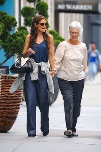 katie-holmes-walks-hand-in-hand-with-her-mom-in-nyc-06-05-2024-2.thumb.jpg.72a9b89a75ce9d4a2594fd690d919400.jpg
