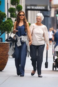 katie-holmes-walks-hand-in-hand-with-her-mom-in-nyc-06-05-2024-3.thumb.jpg.8a758317a439d6f26a5aee0f817c1d07.jpg
