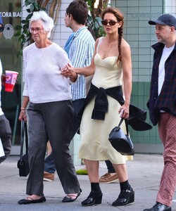 katie-holmes-with-her-mother-kathleen-a.-stothers-holmes-and-her-friend-michael-fitzgerald-at-sant-ambroeus-restaurant-in-new-york-06-04-2024-0.thumb.jpg.587e63996dc076825c90eb2c9d697e17.jpg