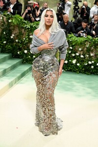 kim-kardashian-at-met-gala-2024-more-photos-10.jpg