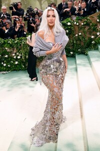 kim-kardashian-at-met-gala-2024-more-photos-14.jpg