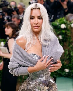 kim-kardashian-at-met-gala-2024-more-photos-2.jpg