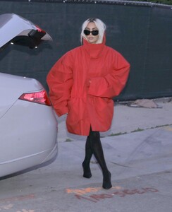 kim-kardashian-debuts-chic-blonde-makeover-and-oversized-red-coat-in-malibu-04-26-2024-0.jpg
