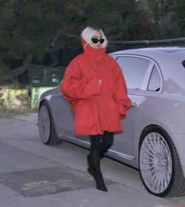 kim-kardashian-debuts-chic-blonde-makeover-and-oversized-red-coat-in-malibu-04-26-2024-2.jpg