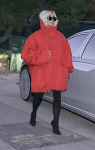 kim-kardashian-debuts-chic-blonde-makeover-and-oversized-red-coat-in-malibu-04-26-2024-6.jpg