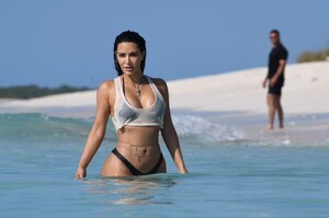 kim-kardashian-in-a-bikini-in-turks-and-caicos-04-04-2024-5.jpg