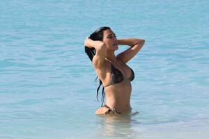 kim-kardashian-in-a-bikini-turks-and-caicos-04-06-2024-1.jpg